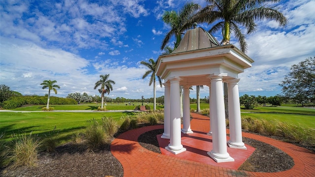 view of property's community featuring a yard