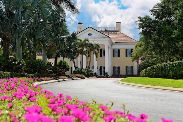 view of front of house featuring a front lawn