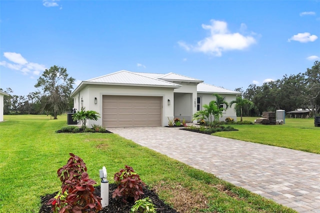 view of front of home featuring a front lawn and a garage