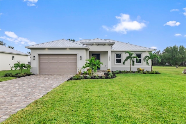 view of front of home featuring a front lawn and a garage