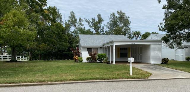 view of front of home featuring a front yard and a carport