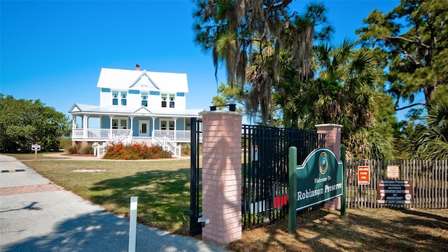 view of front facade featuring a front yard and covered porch