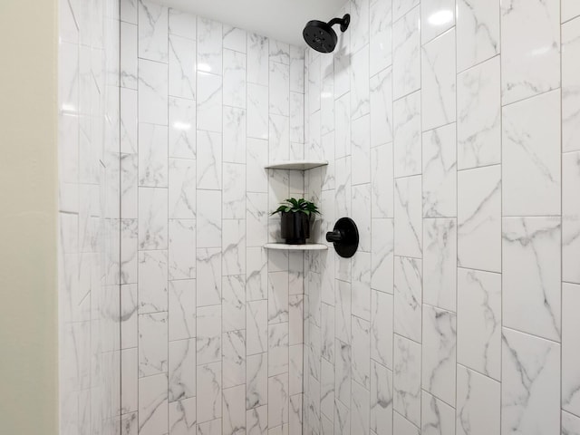 room details featuring a tile shower