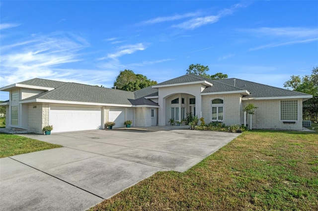 view of front facade featuring a front yard and a garage