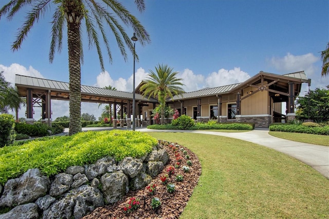 view of front of property featuring a front lawn