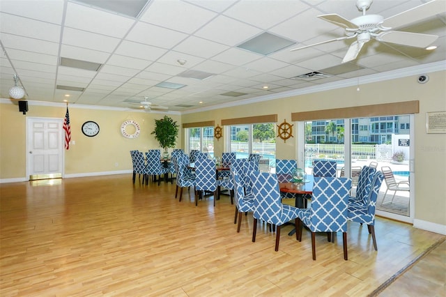 dining room featuring crown molding, light hardwood / wood-style floors, and ceiling fan