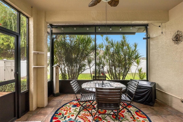 sunroom with ceiling fan