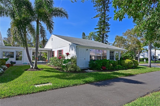 view of front of house with a front lawn