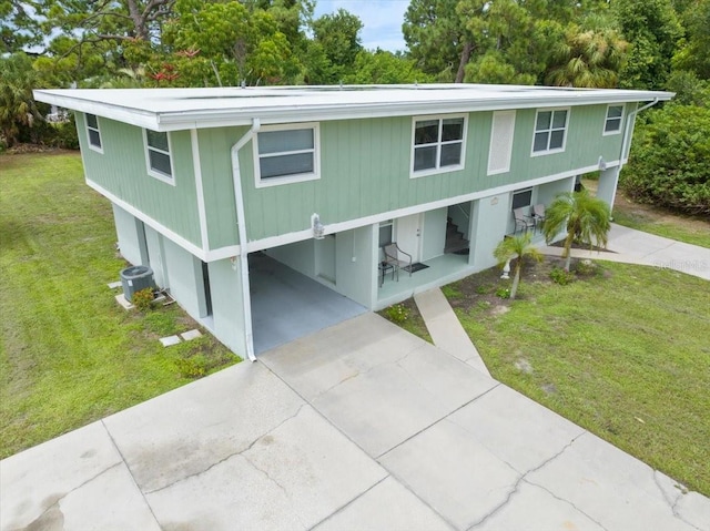 view of front of house featuring a carport and a front lawn