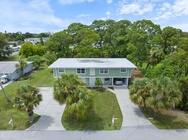 view of front of home featuring a front yard and a carport