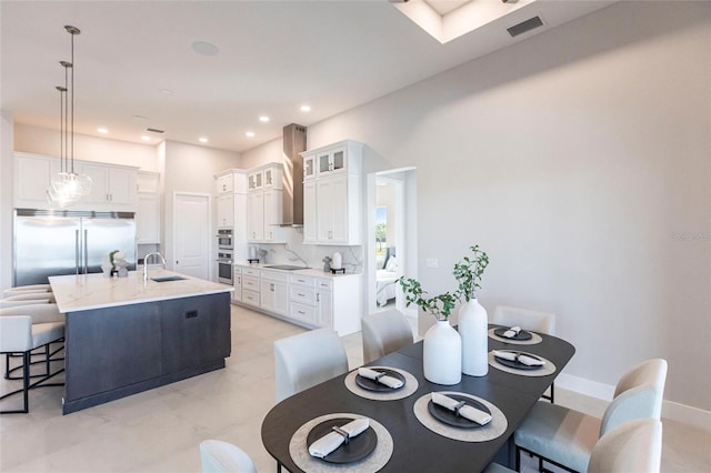 dining room with baseboards, visible vents, and recessed lighting