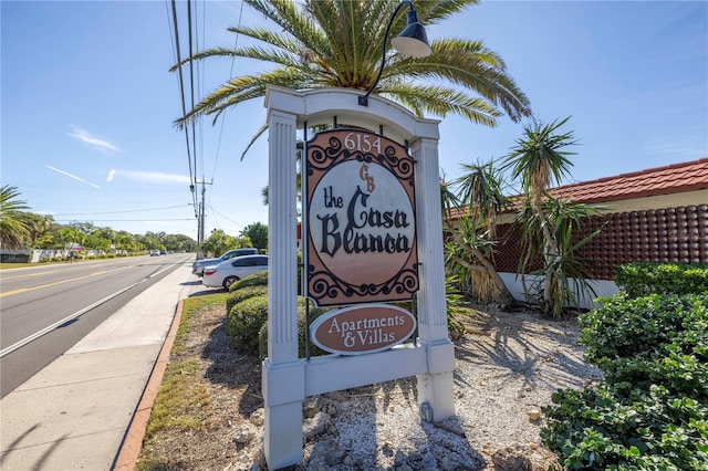 view of community / neighborhood sign