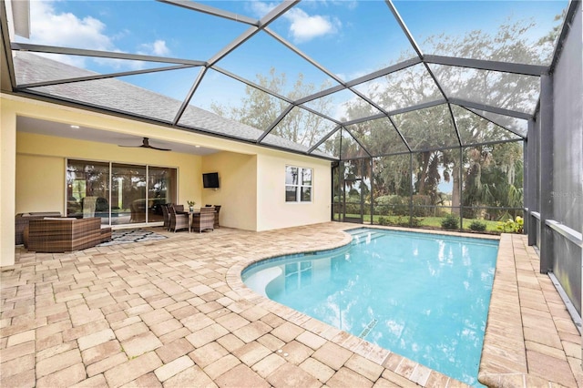 view of swimming pool with a lanai, outdoor lounge area, a patio, and ceiling fan