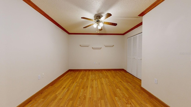 empty room featuring ornamental molding, light hardwood / wood-style flooring, a textured ceiling, and ceiling fan