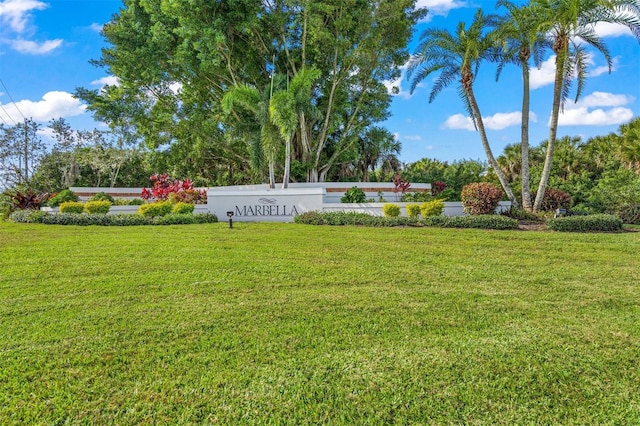 community sign featuring a yard