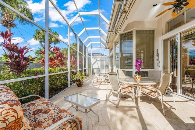 sunroom with ceiling fan