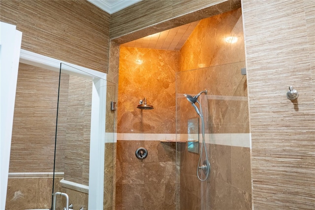 bathroom featuring tiled shower