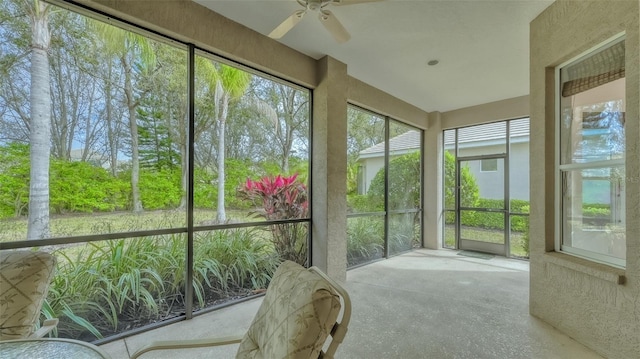 sunroom with ceiling fan