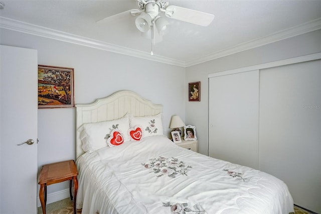 bedroom featuring ornamental molding, a closet, and a ceiling fan