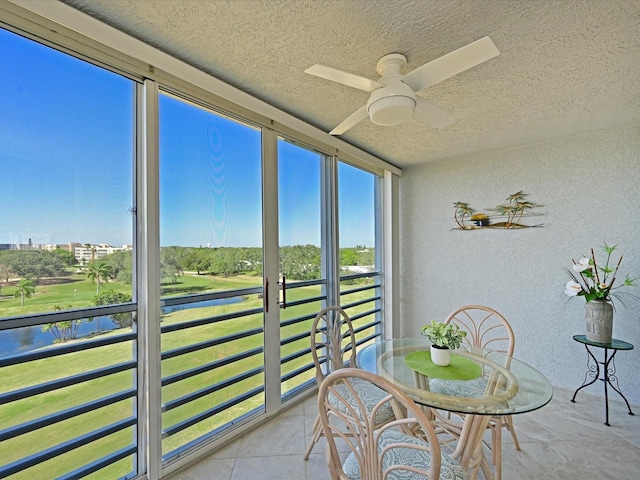 sunroom with ceiling fan