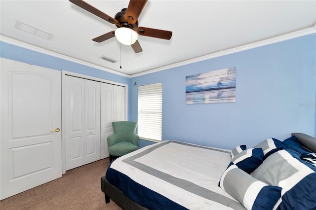 bedroom featuring crown molding, a closet, ceiling fan, and light colored carpet