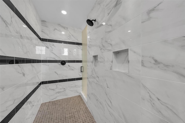 bathroom featuring a tile shower