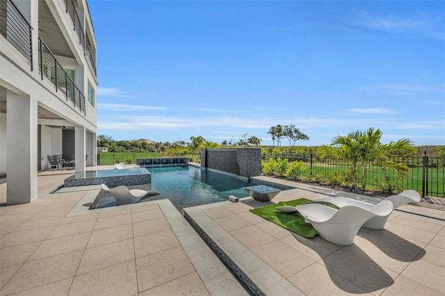 view of pool featuring a patio, an in ground hot tub, and pool water feature