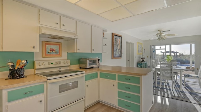 kitchen featuring kitchen peninsula, electric stove, ceiling fan, and light wood-type flooring