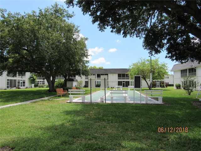 view of swimming pool featuring a yard