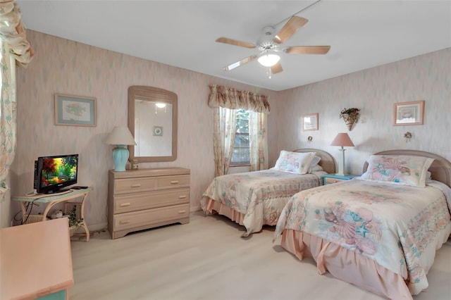 bedroom with ceiling fan