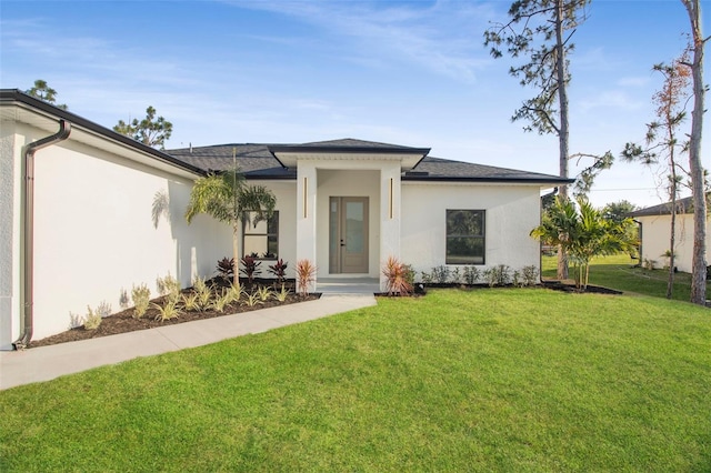 view of front of home featuring a front lawn