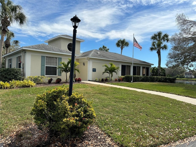 single story home with a front lawn