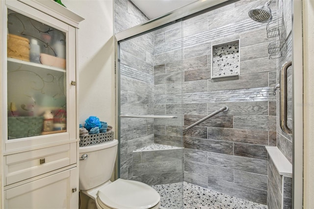 bathroom with toilet and tiled shower