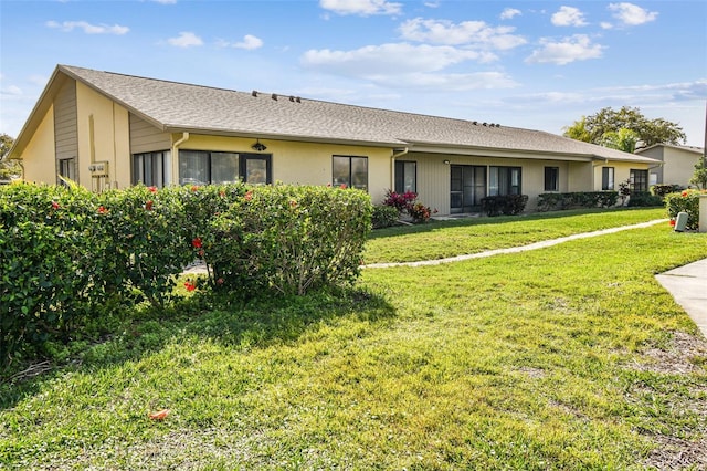 ranch-style house featuring a front lawn