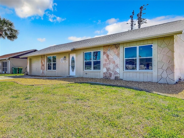 single story home featuring a front lawn