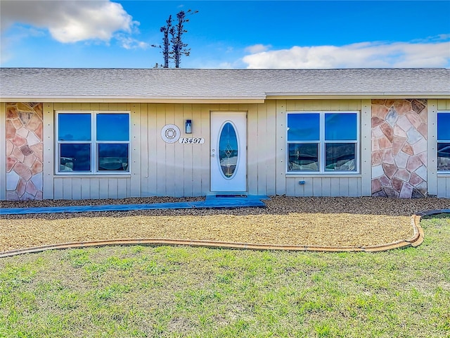 view of front of home featuring a front yard