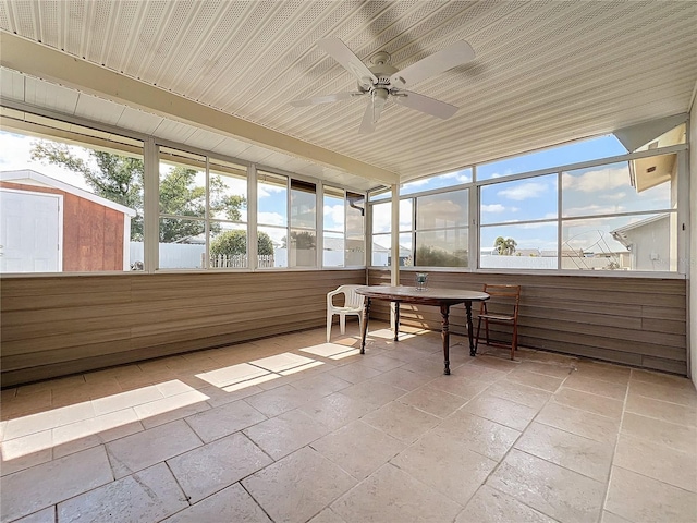 sunroom with ceiling fan