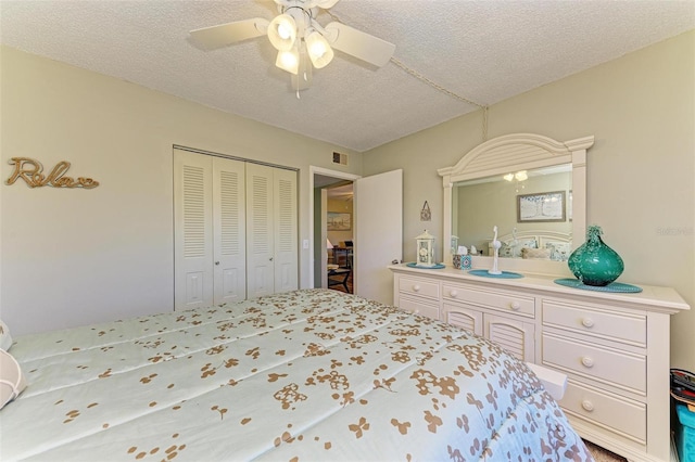 bedroom with a closet, a textured ceiling, and ceiling fan