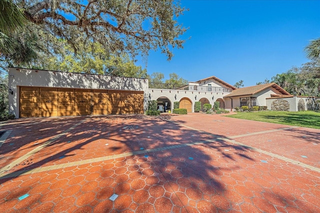 view of front facade featuring a garage