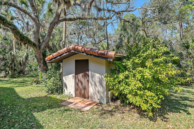 view of outbuilding featuring a yard