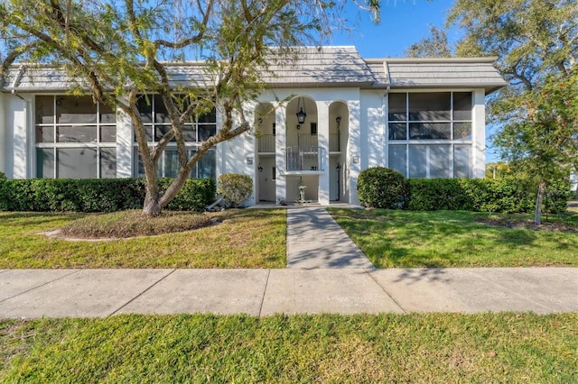 view of front of home featuring a front lawn