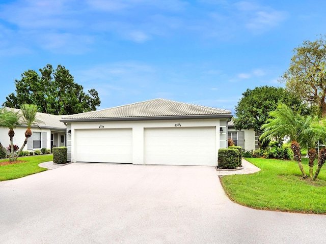 view of front of property featuring a front yard and a garage