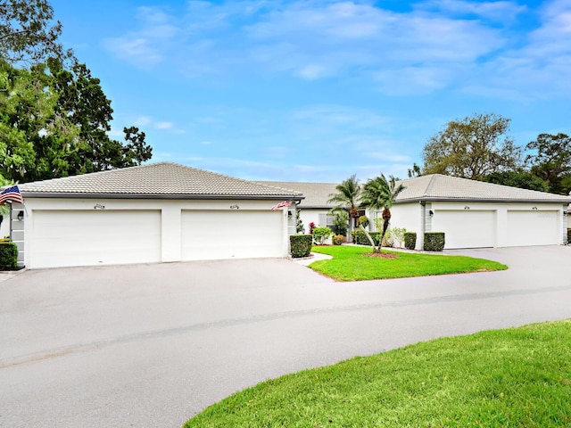 view of front of home featuring a front yard and a garage