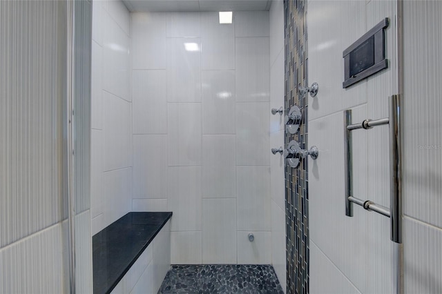 bathroom featuring a tile shower