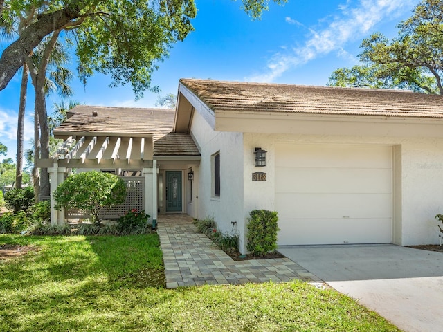 view of front of house featuring a front yard and a garage