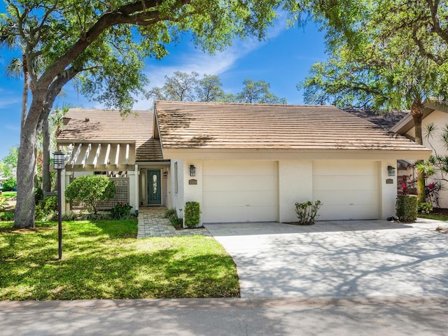 view of front of house featuring a front lawn and a garage