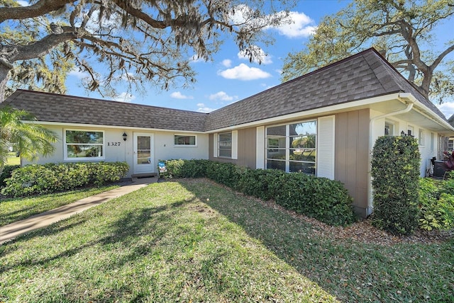 ranch-style home featuring a front lawn