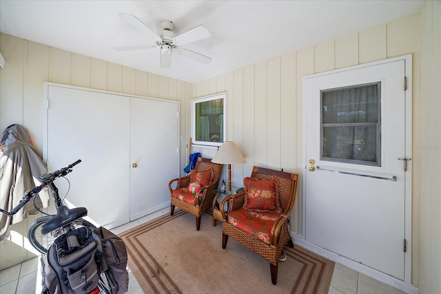 sitting room with ceiling fan