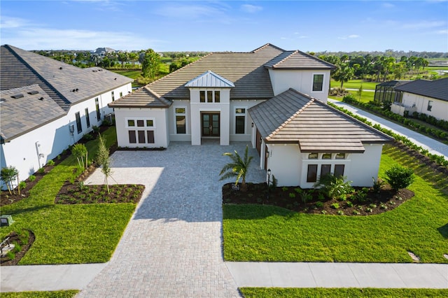 view of front of property featuring a front lawn