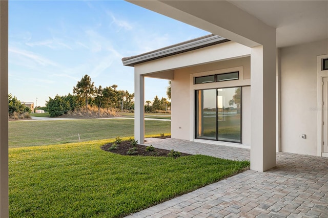 view of yard with a patio area